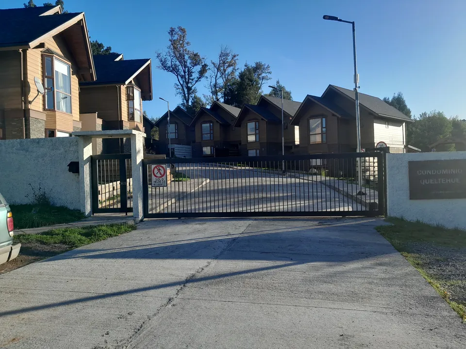 Acceso vehicular de un condominio de casas en el sur de Chile