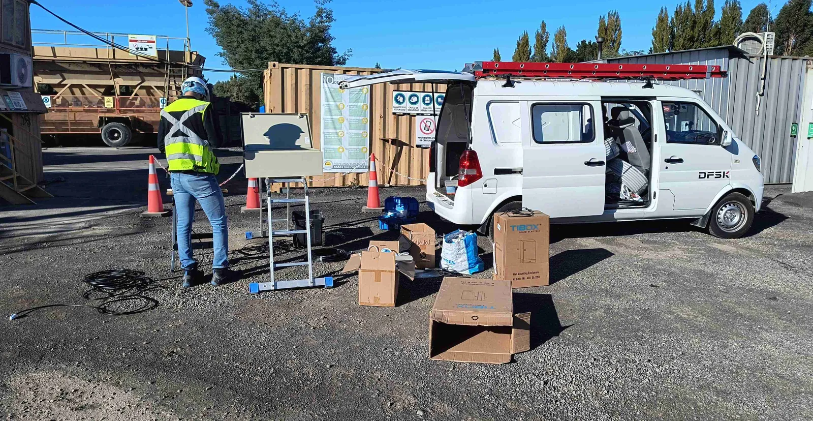 Técnico de Tecniicall preparando una instalación junto a la camioneta de servicio