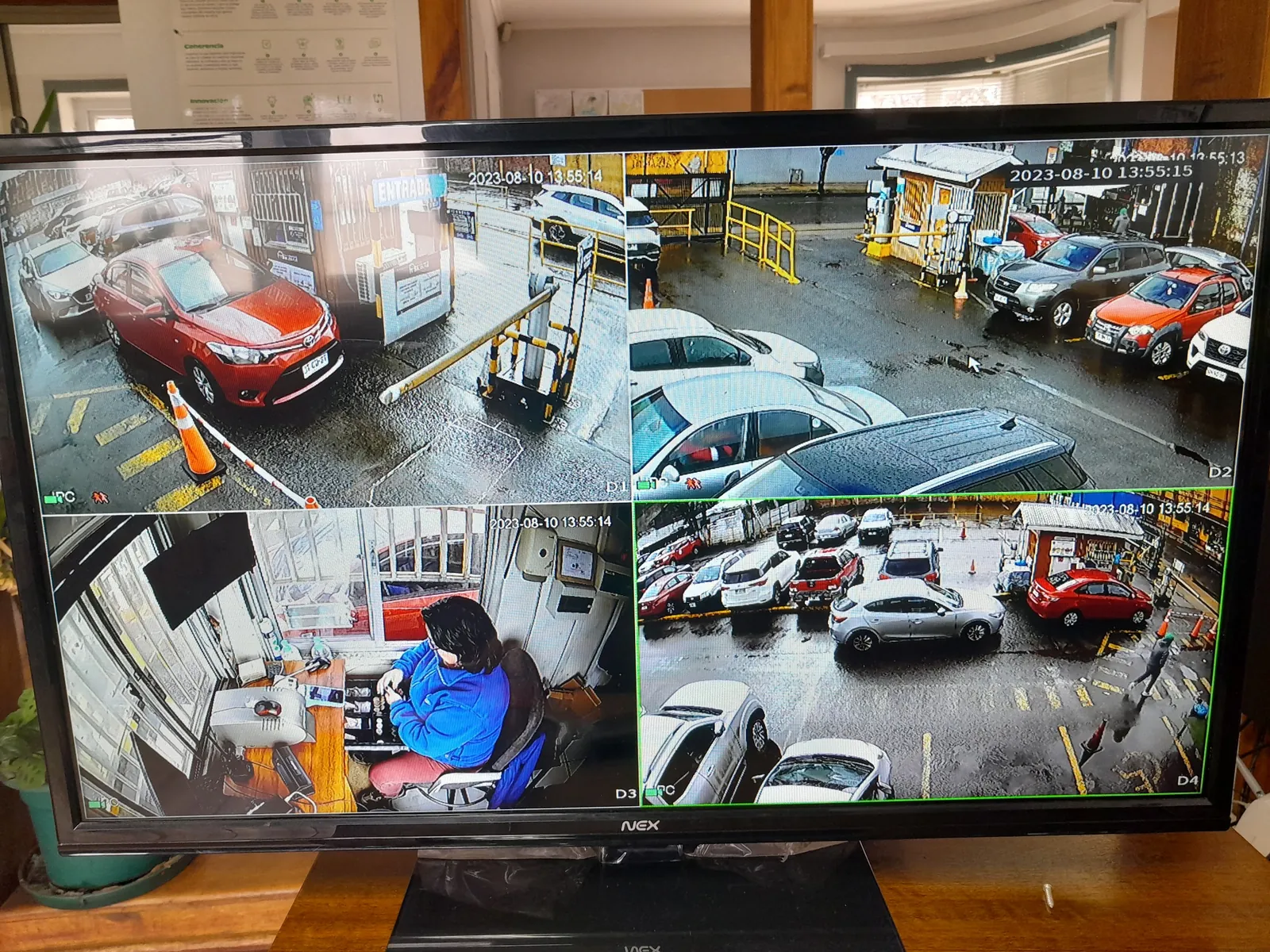 Monitor con la grilla de cámaras de un estacionamiento de automotora