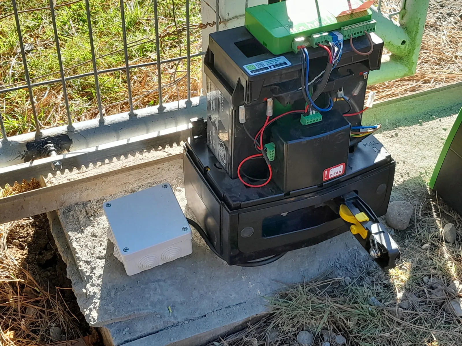 Motor de portón corredizo recién instalado sobre su base de hormigón