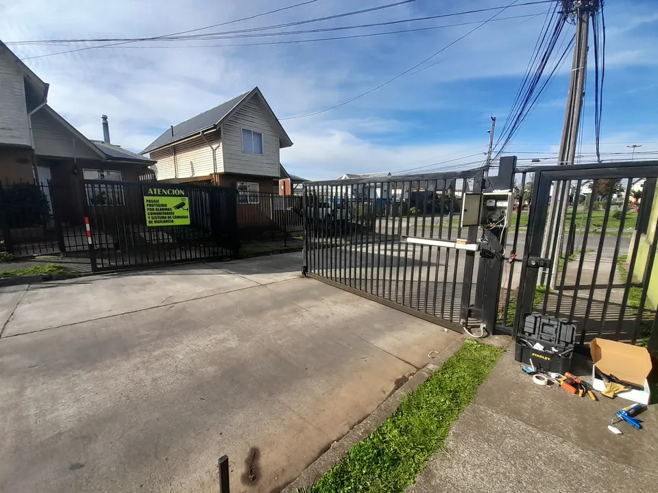 Portón automático de un condominio con control de acceso