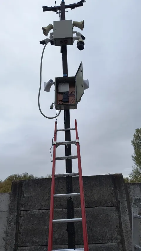 Instalación de Tecniicall: Cámaras y parlantes en poste