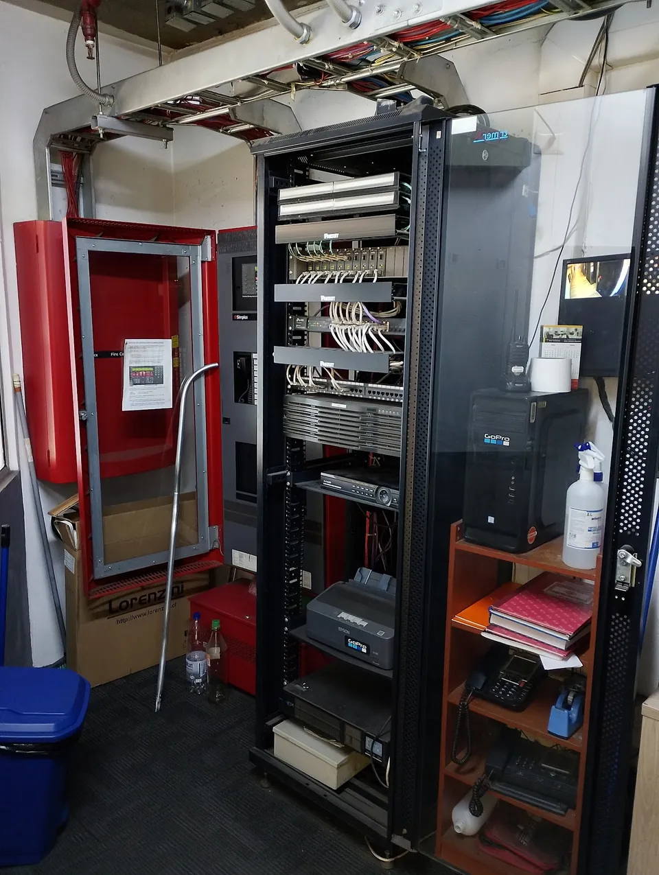 Rack de comunicaciones ordenado con switches y cableado estructurado