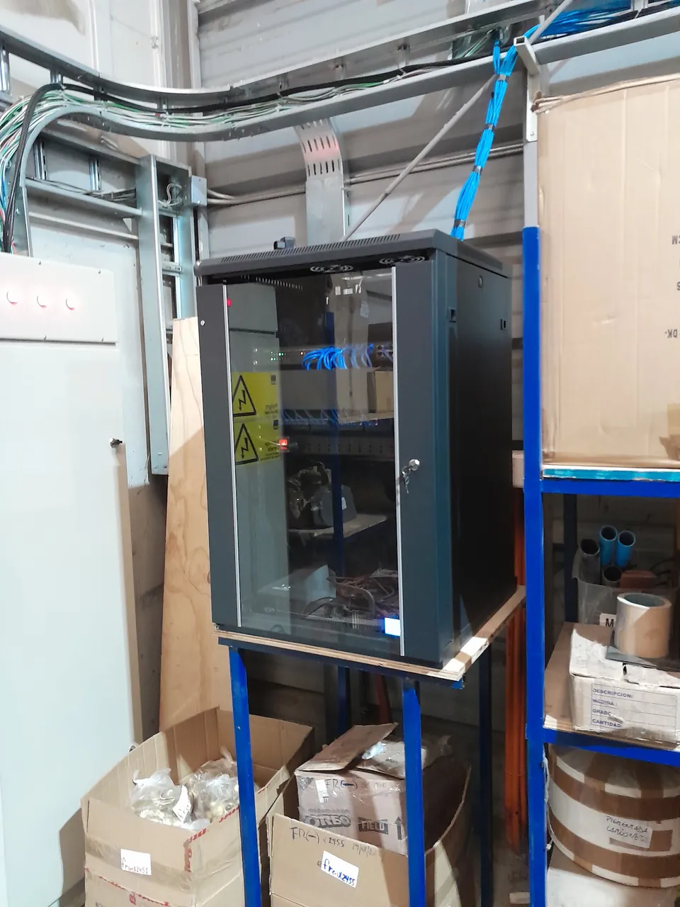 Gabinete de comunicaciones instalado en una bodega