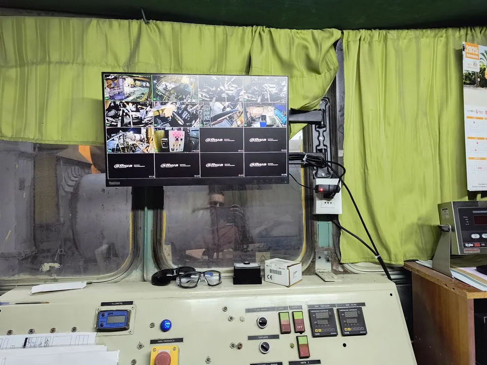 Monitor con la grilla de cámaras de un sistema Dahua en una sala de control industrial
